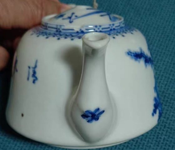 古玩陶瓷花卉紋青花執(zhí)壺真品鑒賞圖