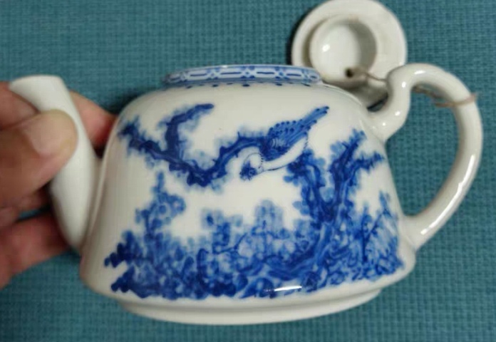 古玩陶瓷花卉紋青花執(zhí)壺真品鑒賞圖