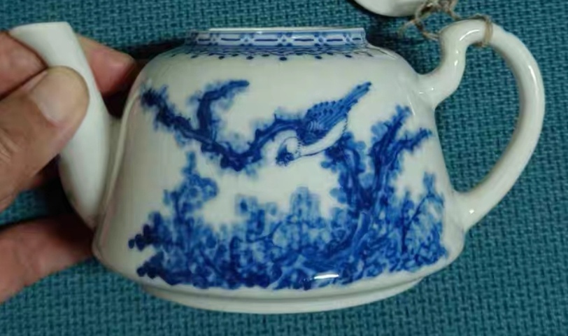 古玩陶瓷花卉紋青花執(zhí)壺真品鑒賞圖