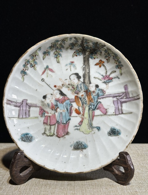 古玩陶瓷同治 粉彩人物瓜棱盤(pán)真品鑒賞圖