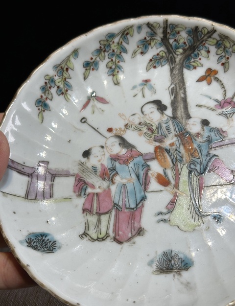 古玩陶瓷同治 粉彩人物瓜棱盤(pán)真品鑒賞圖