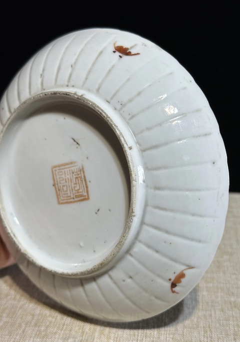 古玩陶瓷同治 粉彩人物瓜棱盤(pán)真品鑒賞圖