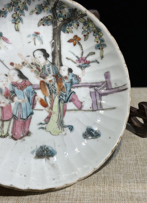 古玩陶瓷同治 粉彩人物瓜棱盤(pán)真品鑒賞圖