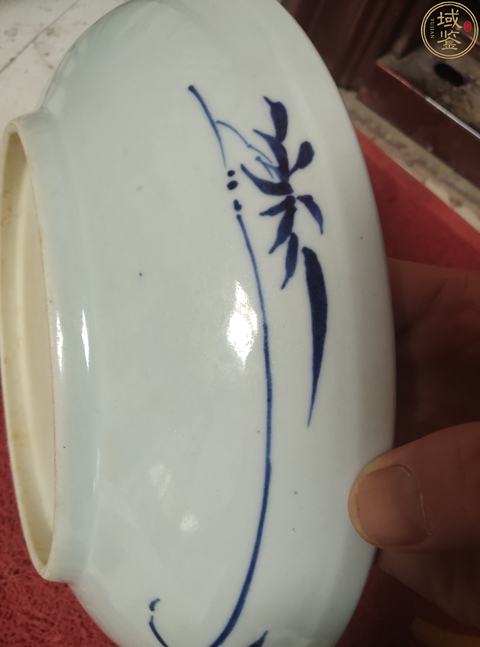 古玩陶瓷松雀瑞獸青花盤真品鑒賞圖