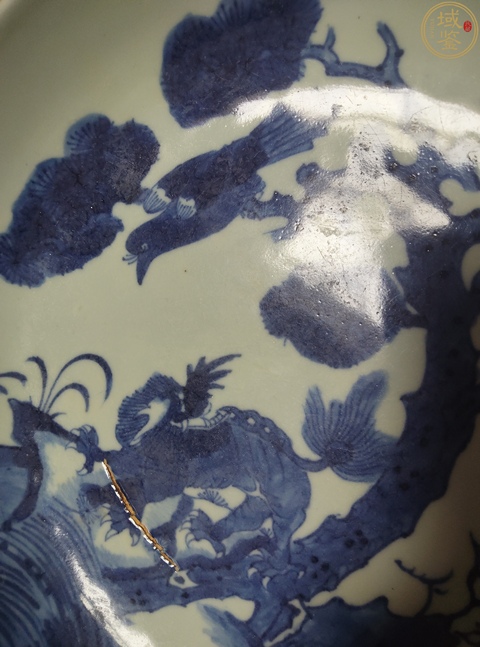 古玩陶瓷松雀瑞獸青花盤真品鑒賞圖