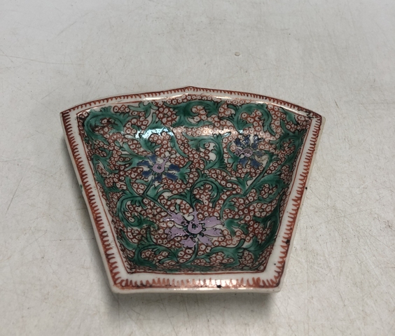 古玩陶瓷清·粉彩纏枝寶相花紋攢盤拍賣，當(dāng)前價格1369元