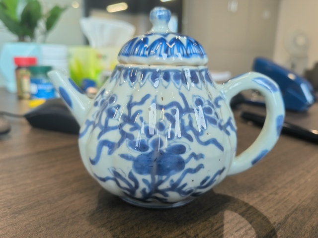古玩陶瓷青花花卉紋茶壺真品鑒賞圖
