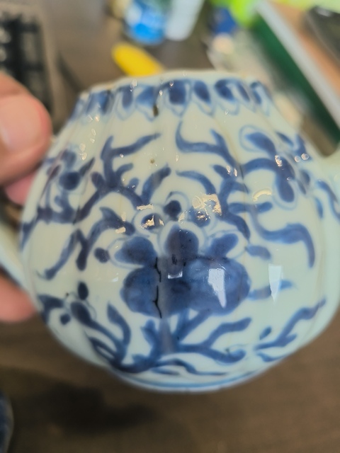 古玩陶瓷青花花卉紋茶壺真品鑒賞圖