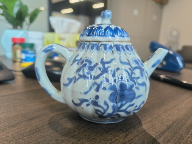 古玩陶瓷青花花卉紋茶壺真品鑒賞圖