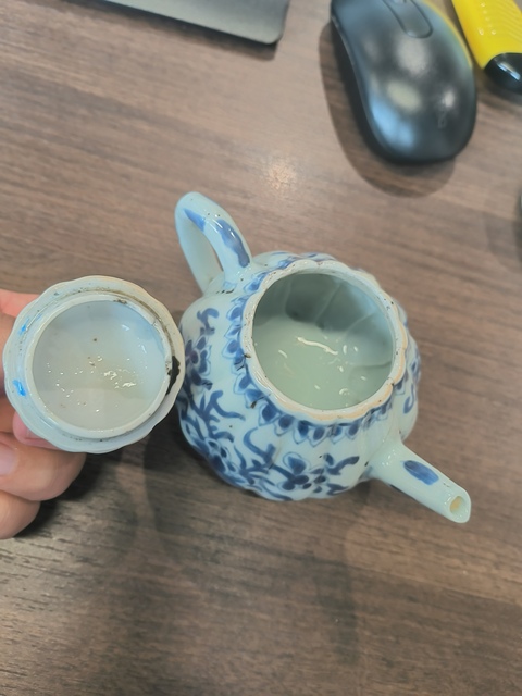 古玩陶瓷青花花卉紋茶壺真品鑒賞圖