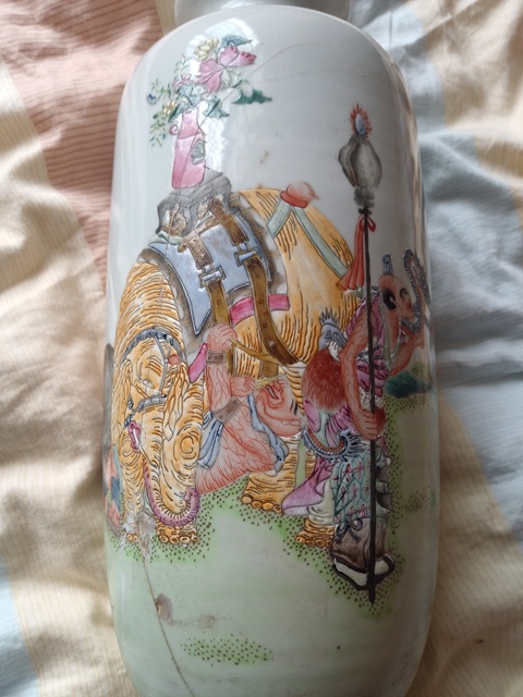 古玩陶瓷粉彩人物故事紋蒜頭瓶真品鑒賞圖