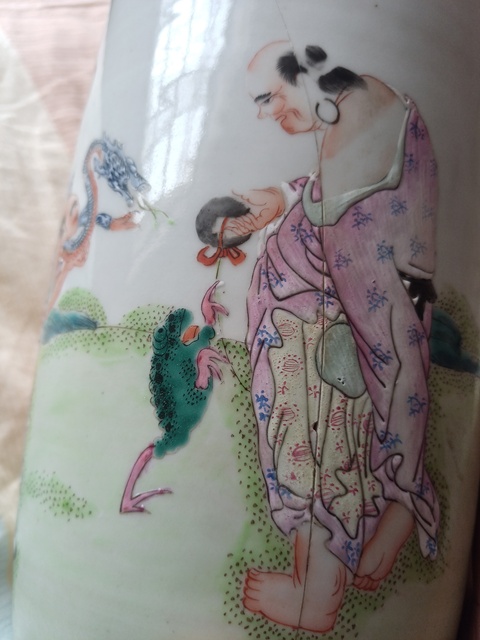 古玩陶瓷粉彩人物故事紋蒜頭瓶真品鑒賞圖