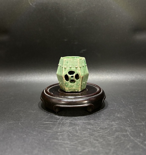 古玩陶瓷綠釉鏤空六方繡蹲型擺件真品鑒賞圖