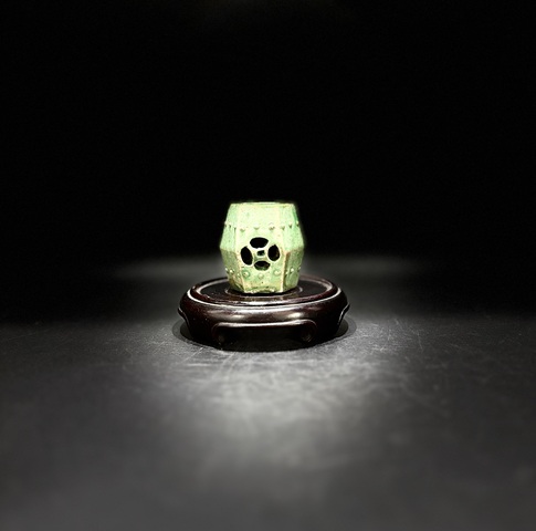 古玩陶瓷綠釉鏤空六方繡蹲型擺件真品鑒賞圖