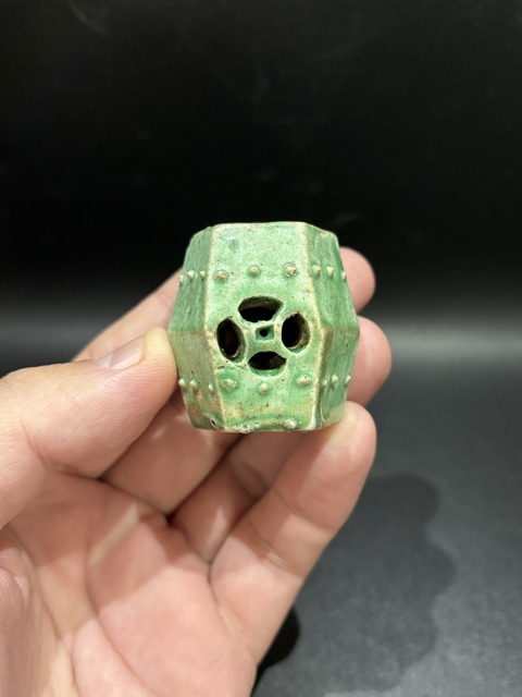 古玩陶瓷綠釉鏤空六方繡蹲型擺件真品鑒賞圖
