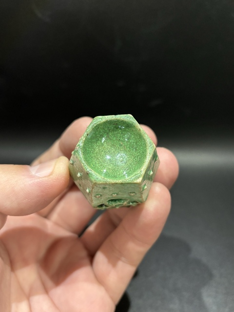 古玩陶瓷綠釉鏤空六方繡蹲型擺件真品鑒賞圖