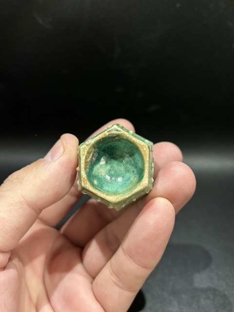 古玩陶瓷綠釉鏤空六方繡蹲型擺件真品鑒賞圖