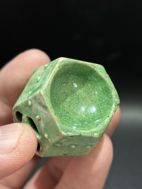 古玩陶瓷綠釉鏤空六方繡蹲型擺件真品鑒賞圖