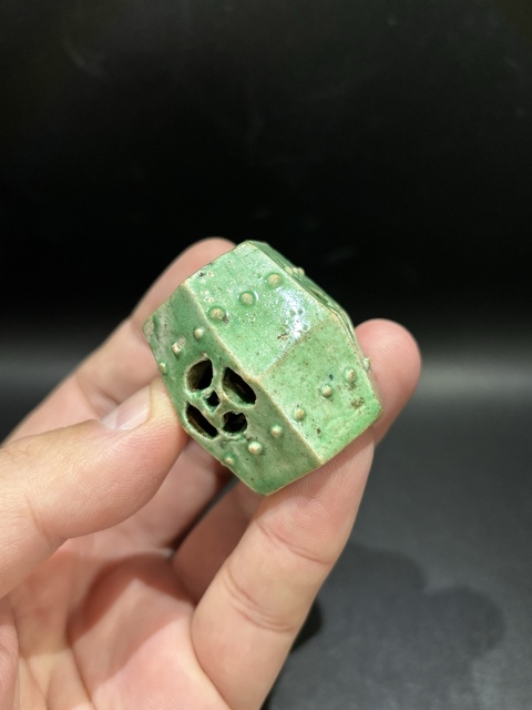 古玩陶瓷綠釉鏤空六方繡蹲型擺件真品鑒賞圖