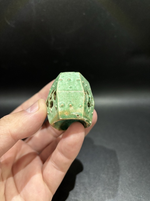 古玩陶瓷綠釉鏤空六方繡蹲型擺件真品鑒賞圖