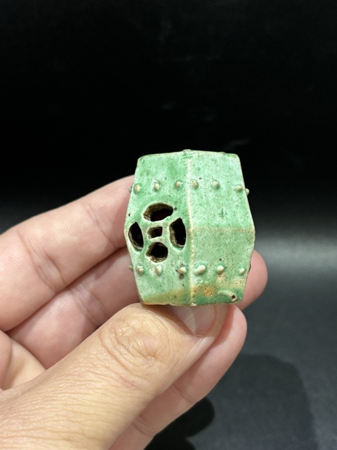 古玩陶瓷綠釉鏤空六方繡蹲型擺件真品鑒賞圖