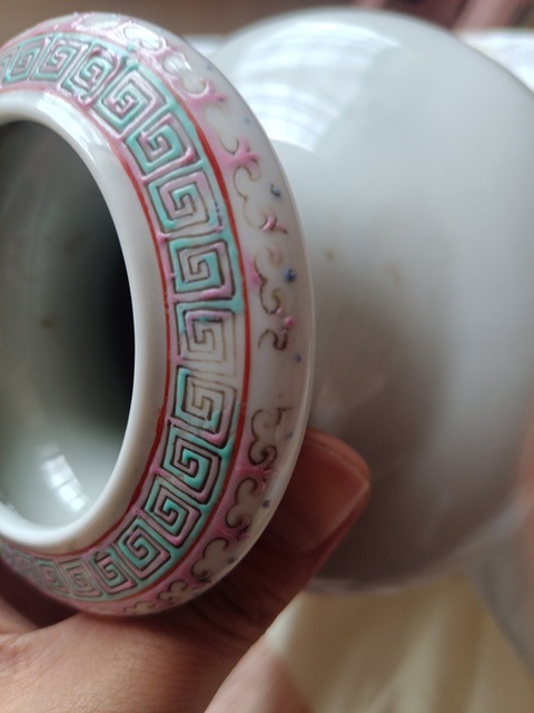 古玩陶瓷粉彩人物故事紋蒜頭瓶真品鑒賞圖