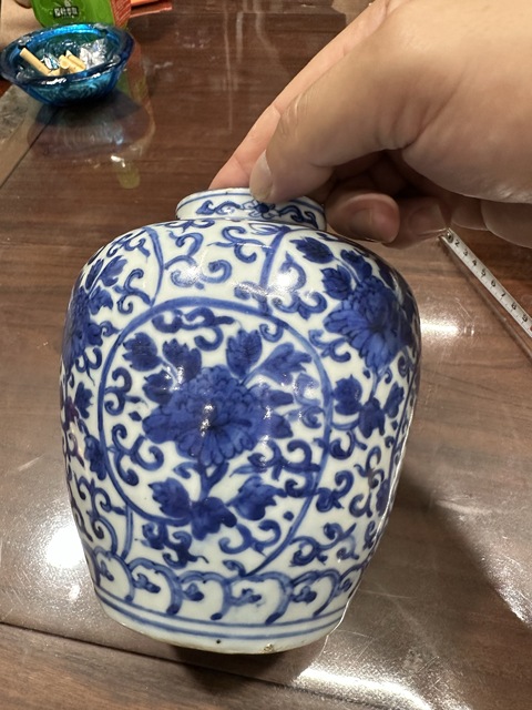 古玩陶瓷花卉紋青花罐真品鑒賞圖