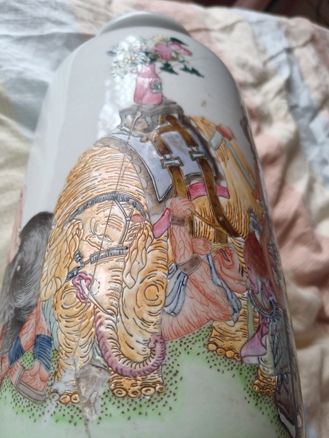 古玩陶瓷粉彩人物故事紋蒜頭瓶真品鑒賞圖