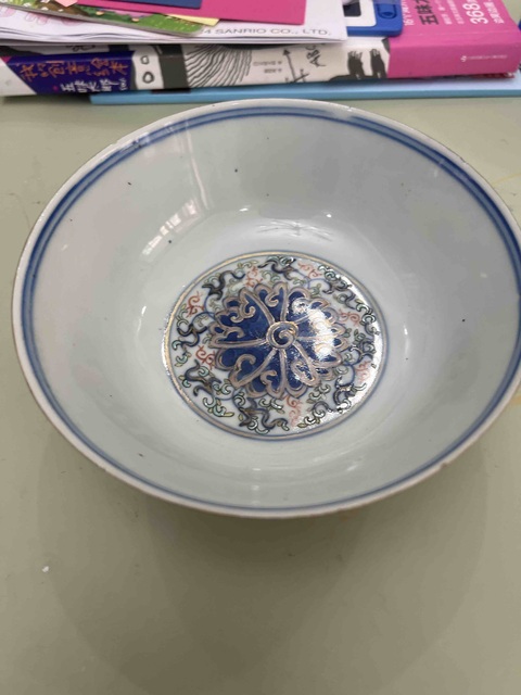 古玩陶瓷青花加彩纏枝蓮紋碗真品鑒賞圖