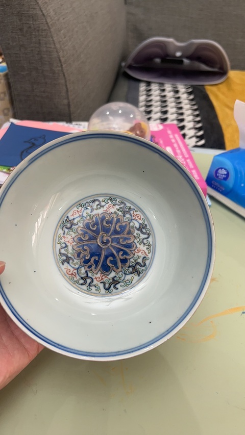 古玩陶瓷青花加彩纏枝蓮紋碗真品鑒賞圖