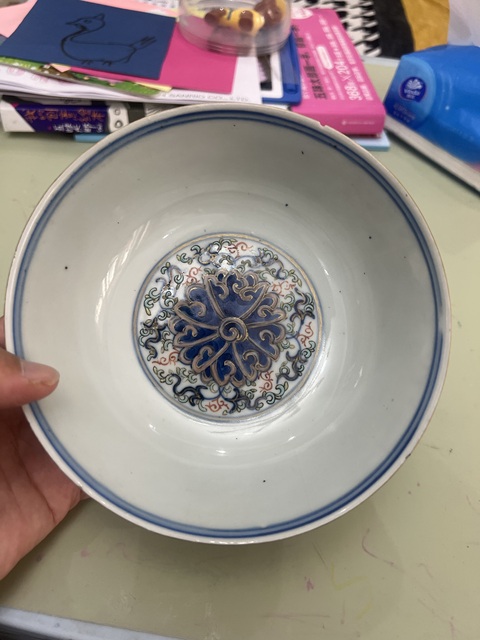 古玩陶瓷青花加彩纏枝花卉紋碗真品鑒賞圖