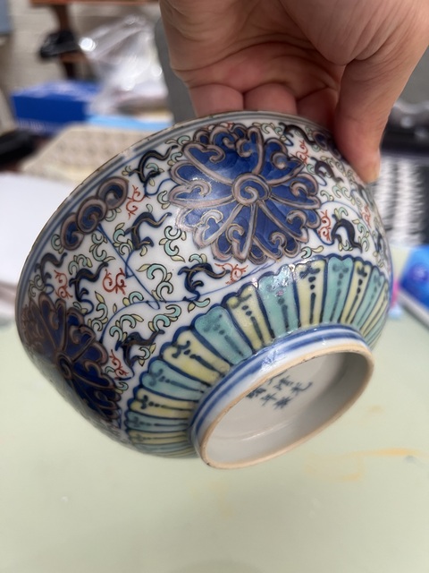 古玩陶瓷青花加彩纏枝蓮紋碗真品鑒賞圖