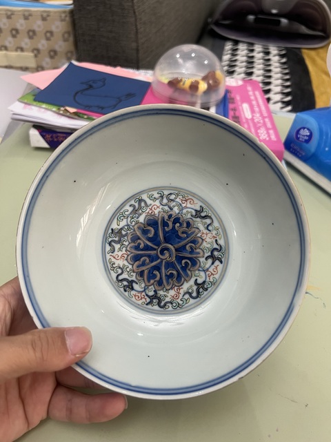 古玩陶瓷青花加彩纏枝蓮紋碗真品鑒賞圖