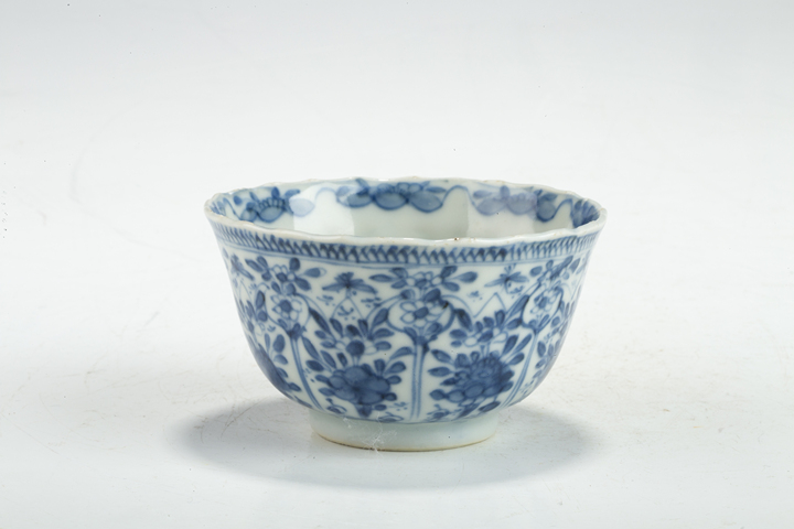 古玩陶瓷康熙·青花開窗花卉紋花口杯真品鑒賞圖