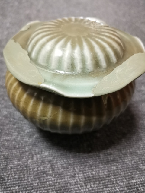 古玩陶瓷元代龍泉荷葉蓋罐真品鑒賞圖