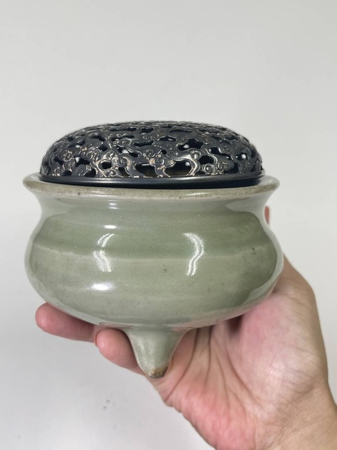 古玩陶瓷元代龍泉三足爐真品鑒賞圖