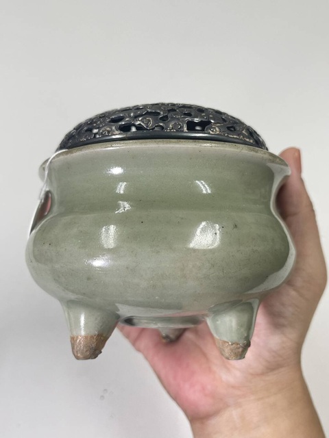 古玩陶瓷元代龍泉三足爐真品鑒賞圖