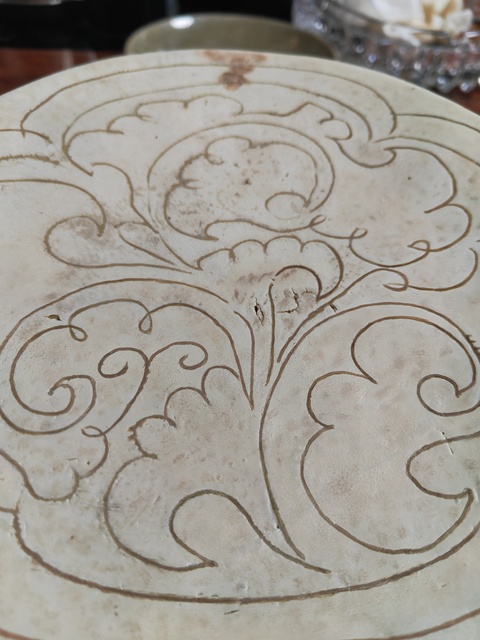 古玩陶瓷白釉刻花瓷枕真品鑒賞圖