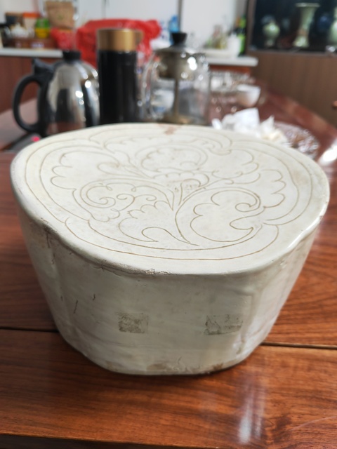 古玩陶瓷白釉刻花瓷枕真品鑒賞圖