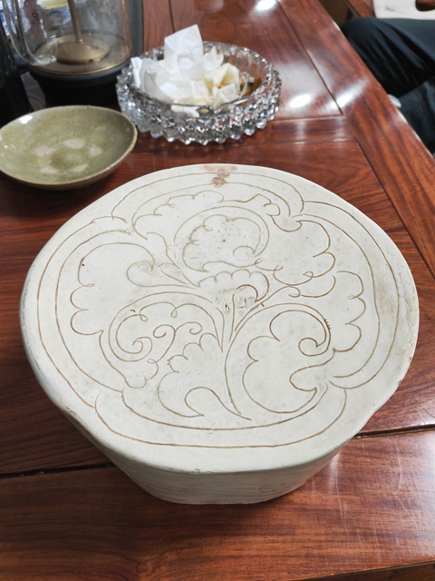 古玩陶瓷白釉刻花瓷枕真品鑒賞圖