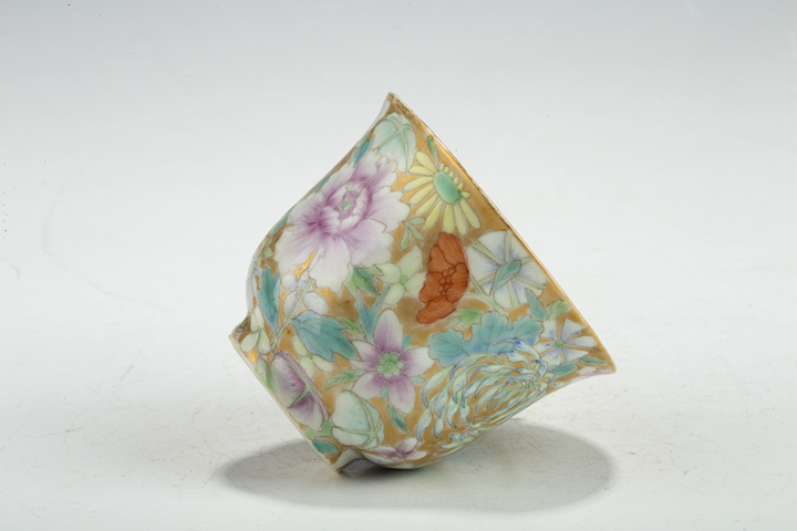 古玩陶瓷民國·金地粉彩百花不落地紋執(zhí)杯一對拍賣，當前價格1841元