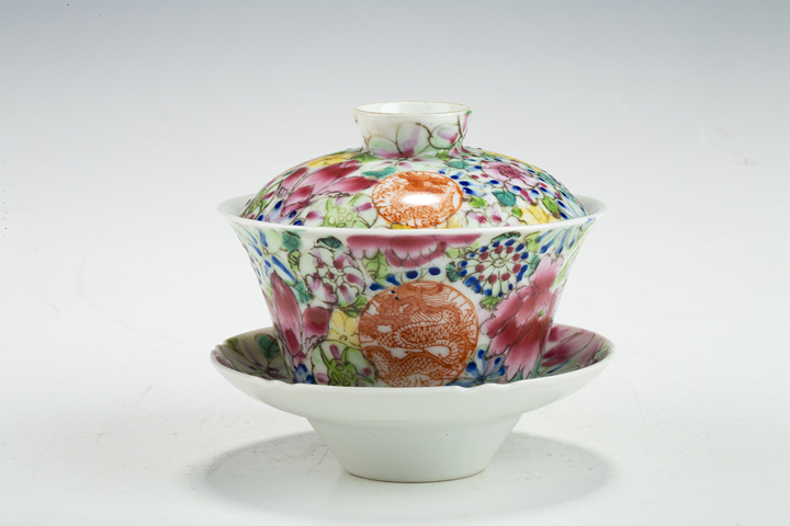 古玩陶瓷民國·粉彩百花不落地團龍紋三才碗
真品鑒賞圖