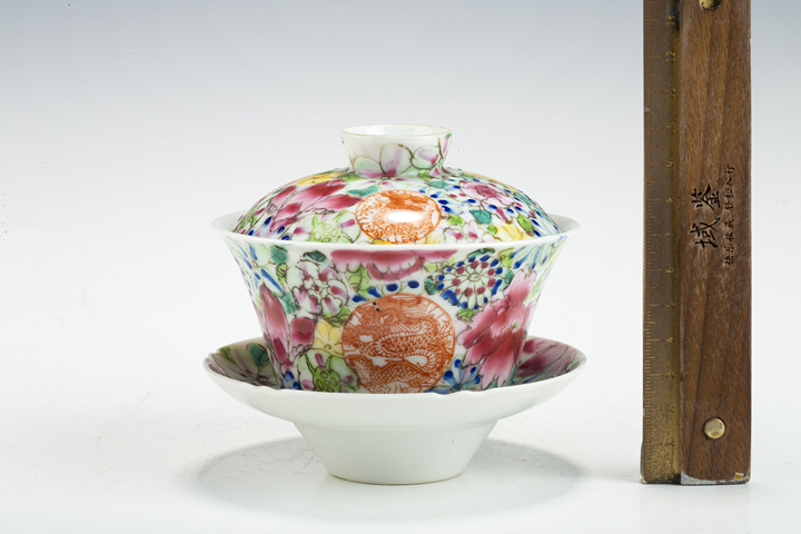 古玩陶瓷民國·粉彩百花不落地團龍紋三才碗
真品鑒賞圖