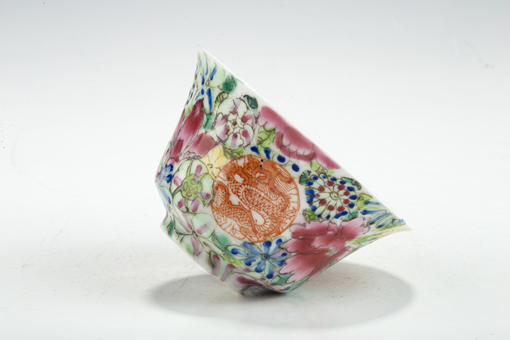 古玩陶瓷民國·粉彩百花不落地團龍紋三才碗
真品鑒賞圖