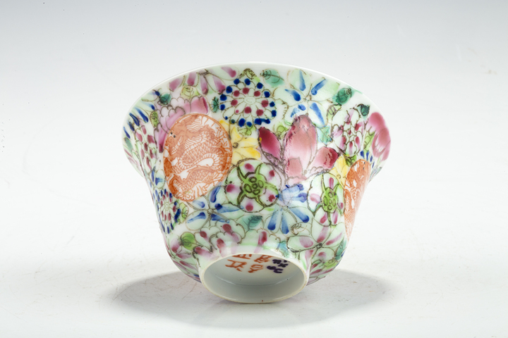 古玩陶瓷民國·粉彩百花不落地團龍紋三才碗
真品鑒賞圖