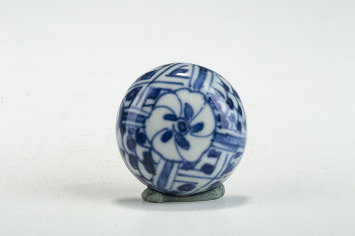 古玩陶瓷明晚·青花花卉紋小蓋盒真品鑒賞圖