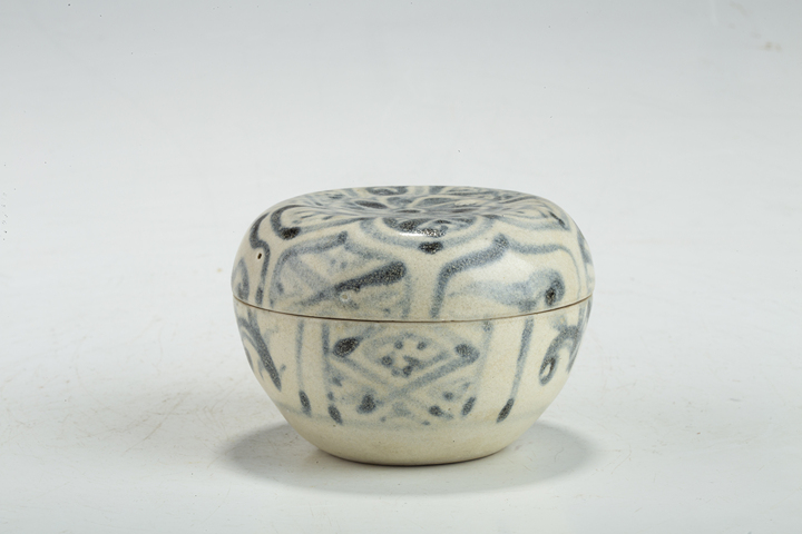 古玩陶瓷明·青花花卉紋蓋盒拍賣，當前價格384元