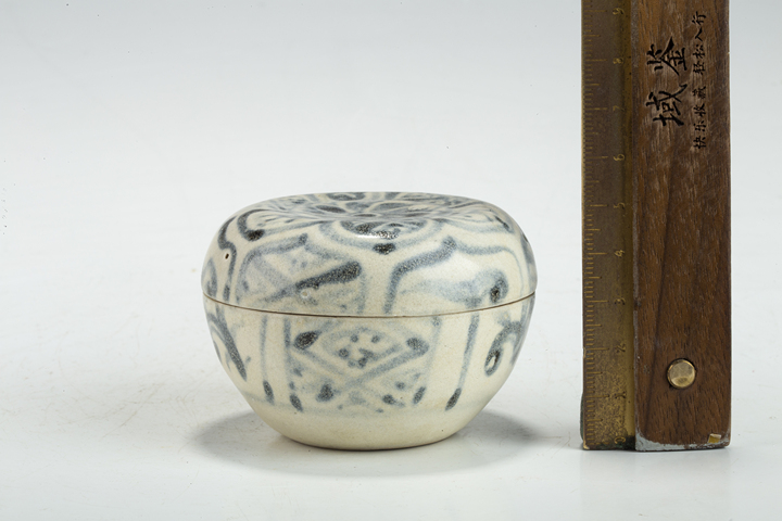 古玩陶瓷明·青花花卉紋蓋盒拍賣，當前價格384元