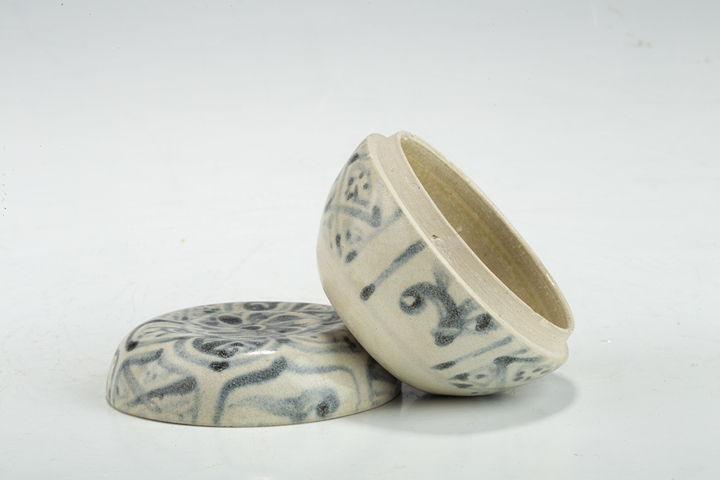 古玩陶瓷明·青花花卉紋蓋盒拍賣，當前價格384元