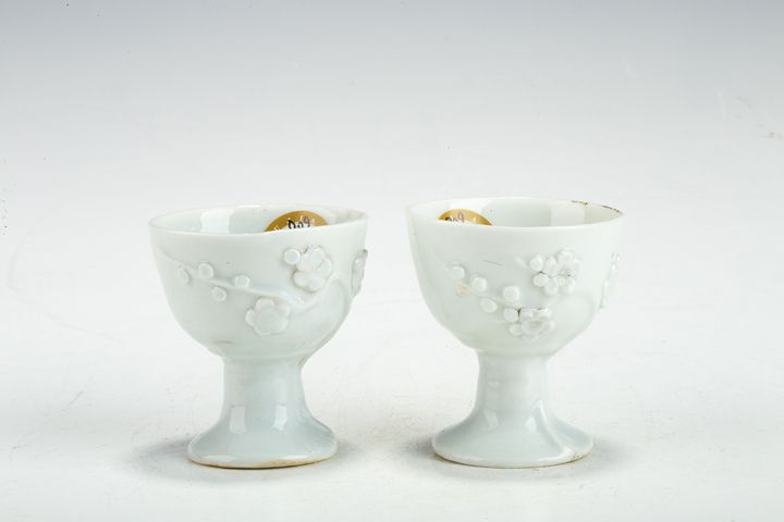 古玩陶瓷民國·白釉梅花紋高足杯一對真品鑒賞圖